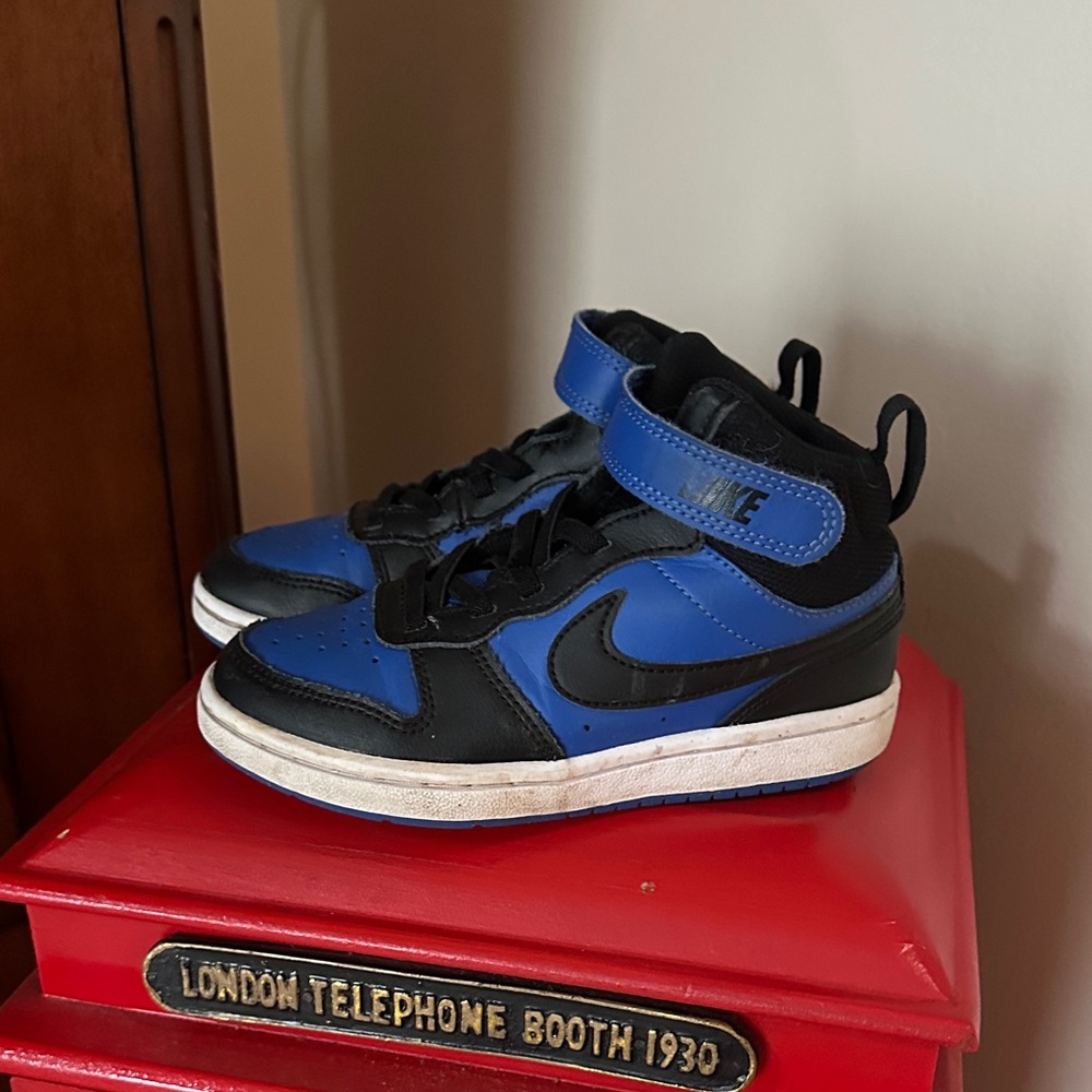 Nike Kids' Court Borough Mid 2
Basketball Shoe - Picture 1 of 5